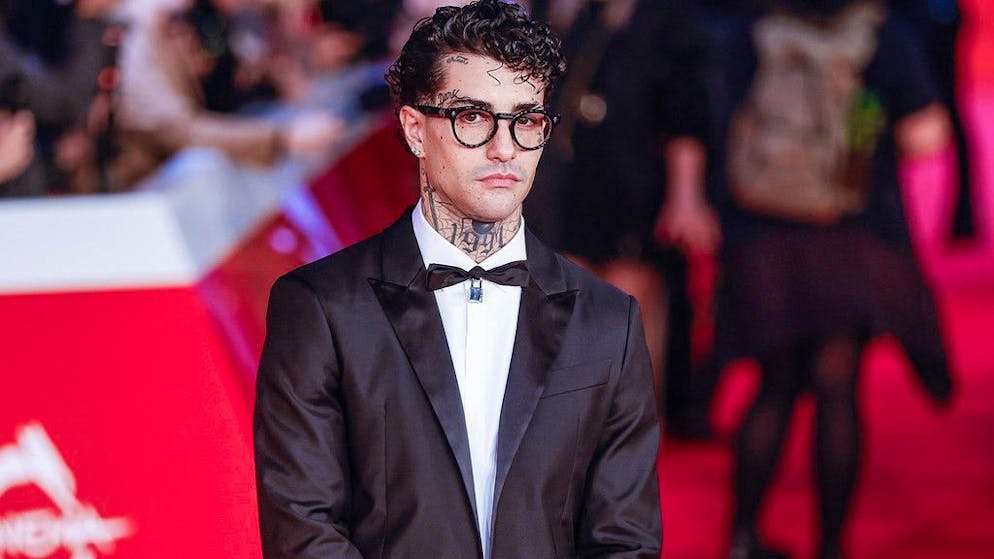 A Roma. Tony Effe escluso dal concerto di Capodanno, la fidanzata Giulia De Lellis lo difende