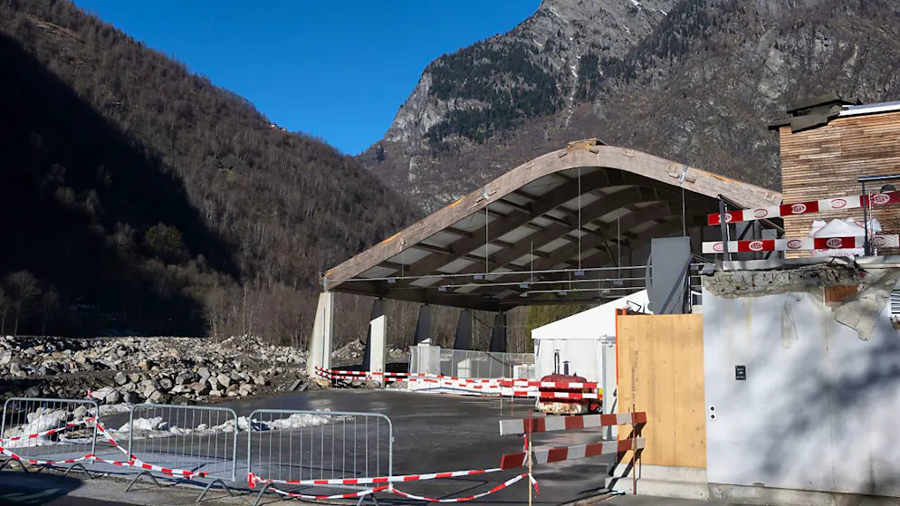 Des maisons toujours inhabitables dans le Val Maggia - Gallery. La patinoire de Lavizzara, inondée et détruite par la rivière Maggia toute proche, n'a pas encore été reconstruite.