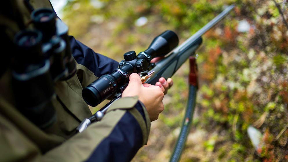Un homme charge son fusil de chasse (photo d'illustration).