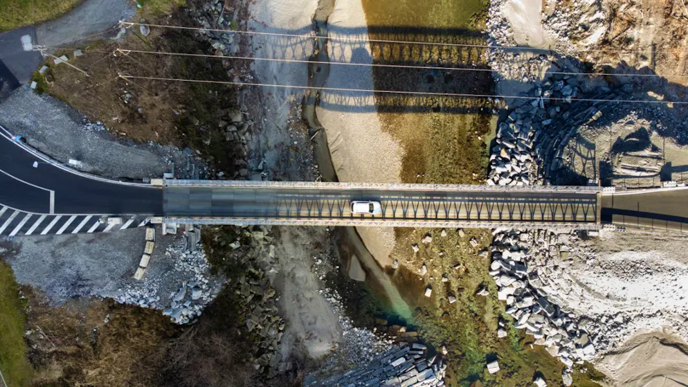 Des maisons toujours inhabitables dans le Val Maggia - Gallery. Le pont provisoire construit par l'armée suisse près de Visletto est praticable depuis fin juillet.