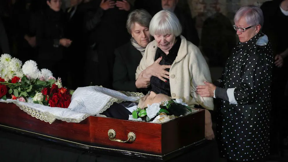 Maya Kara-Murza (Mitte), die Mutter von Kremlkritiker Wladimir Kara-Mursa, am Sarg ihres Mannes Vladimir Kara-Murza Senior in Moskau. (31. Juli 2019)