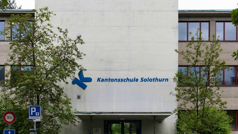 Die in den 1940er-Jahren gebaute Kantonsschule Solothurn platzt aus allen Nähten und entspricht den heutigen Ansprüchen nicht mehr. (Archivbild)
