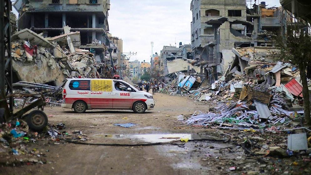 An ambulance drives through the rubble of Beit Lahia. Photo: Mohammed Alaswad/APA Images via ZUMA Press Wire/dpa
