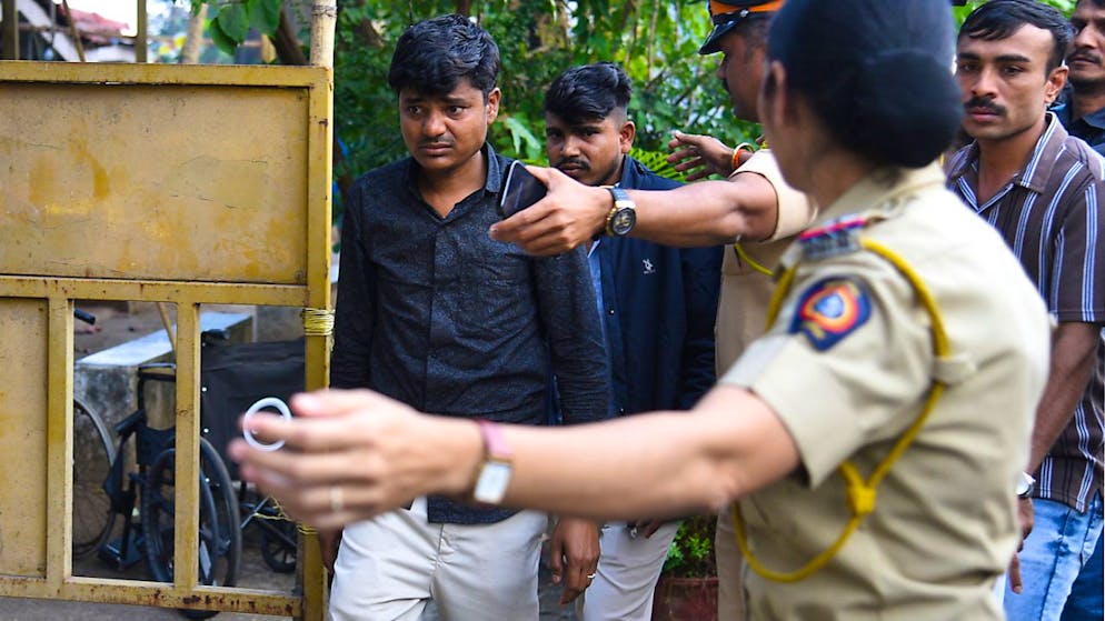 Passagiere werden nach der Schiffskollision von der Polizei geleitet. Foto: Uncredited/AP/dpa