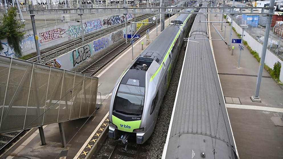 Das Bahnunternehmen BLS investiert 49 Millionen Franken in die Erneuerung seiner Software für die Ressourcenplanung. (Archivbild)