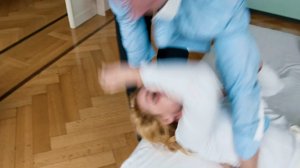 Rund 20 Mal am Tag rückt die Zürcher Kantonspolizei wegen häuslicher Gewalt aus: Der Zürcher Regierungsrat kündigte weitere Massnahmen an, damit diese Taten zurückgehen. (Symbolbild)