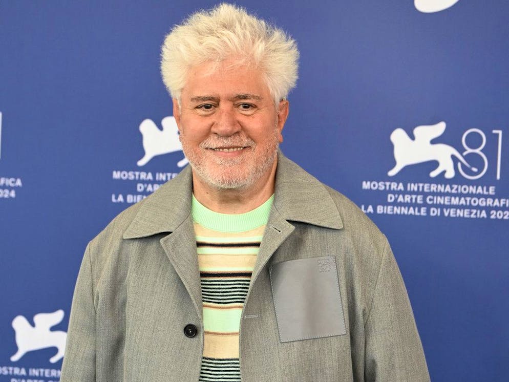 Pedro‍ Almodóvar‌ visibly⁢ emotional during ⁣his appearance on ⁢'C à ⁤vous'.