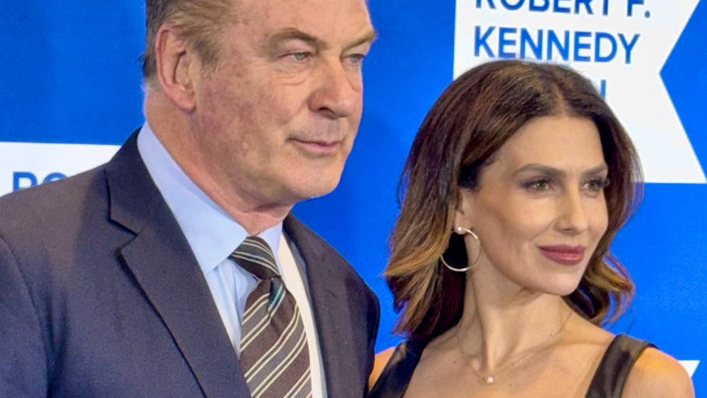 Morte sul set di «Rust». Alec Baldwin: «Devo tutto a mia moglie» per il sostegno al processo