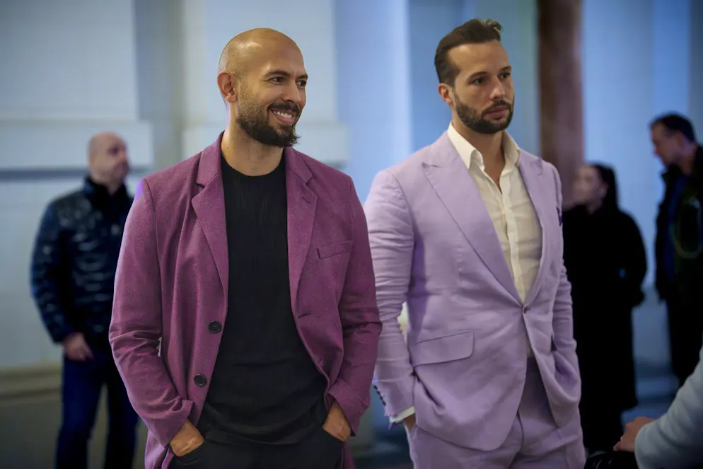 Après leur arrestation en 2022 à Bucarest, Andrew (G) et son frère Tristan (D) avaient passé trois mois en détention avant d'être placés sous contrôle judiciaire avec interdiction de quitter le territoire dans l'attente de leur procès (archives).