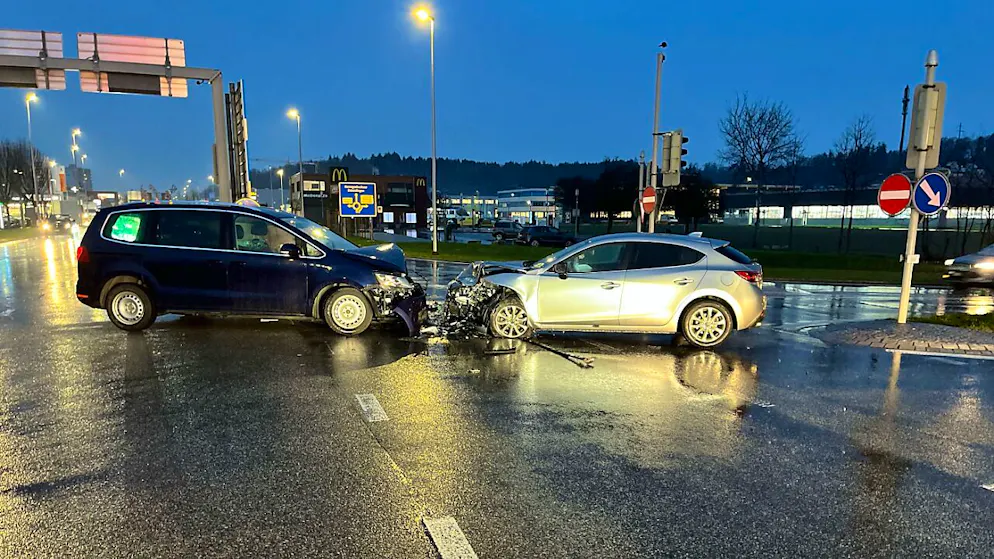 Weil eine der beiden Autofahrerinnen ein Rotlicht missachtete, kam es am Donnerstagmorgen bei der Autobahneinfahrt zur A5 in Zuchwil SO zu einer Kollision.