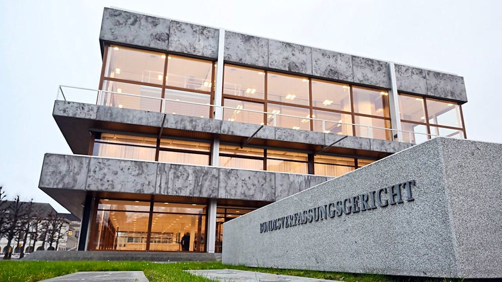 Ein Schriftzug «Bundesverfassungsgericht» steht vor dem Gebäude des Gerichts. Foto: Uli Deck/dpa