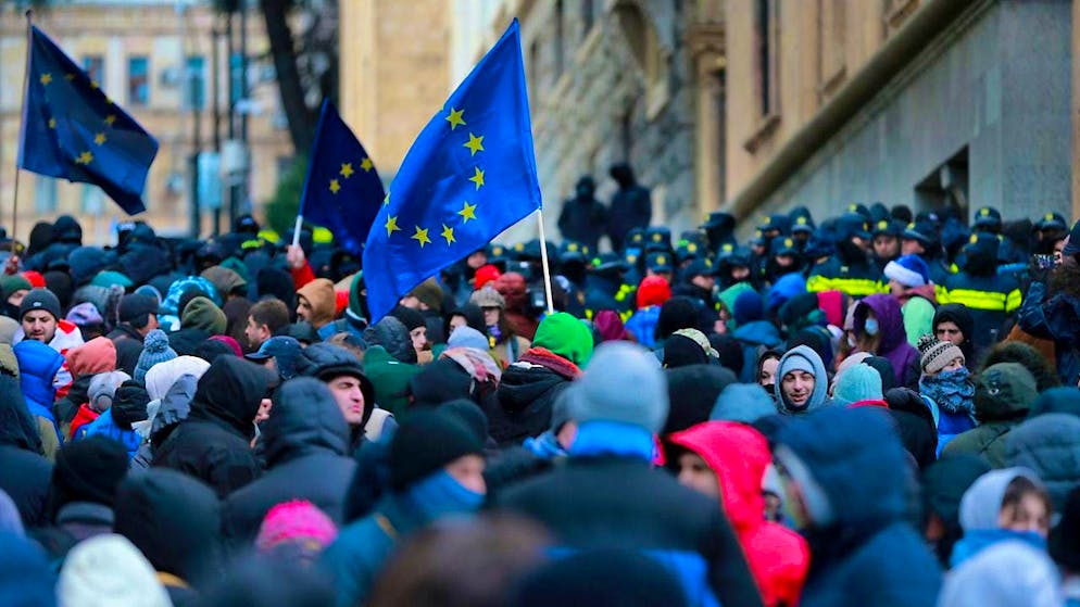ARCHIVE - Demonstrators with EU flags gather in front of parliament to protest against the government's decision to suspend negotiations on accession to the European Union. Photo: Zurab Tsertsvadze/AP/dpa