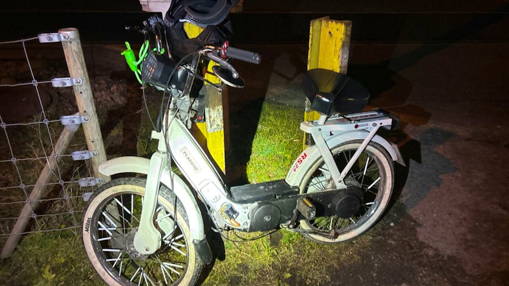 Ein Mofalenker verletzte sich bei einer Kollision in Näfels GL leicht.