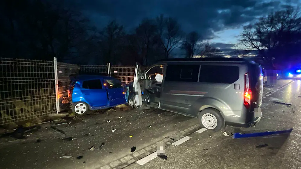 Alle drei am Unfall beteiligten Fahrzeuge mussten abgeschleppt werden. Die Oltenstrasse in Oensingen blieb rund 2,5 Stunden gesperrt.