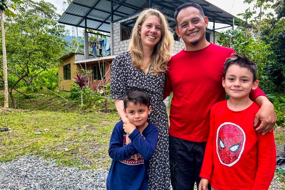 SRF-Auswanderer Isabelle und Leo Alvarado. Das Schweizer Fernsehen SRF begleitet Isabelle und Leo Alvarado mit ihren beiden Buben in der 16. Staffel der Doku-Serie «Auf und davon». Die junge Familie wandert nach Ecuador aus. Im Hintergrund: das Haus der Alvarados, an dem der gelernte Zimmermann Leo alleine arbeitet und das noch eine Weile im Bau sein wird. 