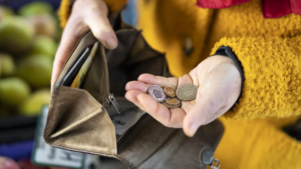 Wie viel spenden Schweizer*innen? Und wie hilfsbereit sind sie? Das zeigt ein Ranking der britischen Charities Aid Foundation.