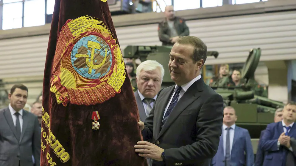 Dmitri Medwedew provoziert al wieder: Hier besucht der Russe am 22. November die Rüstungsfrima Uralwagonsawod in n Nischni Tagil,.