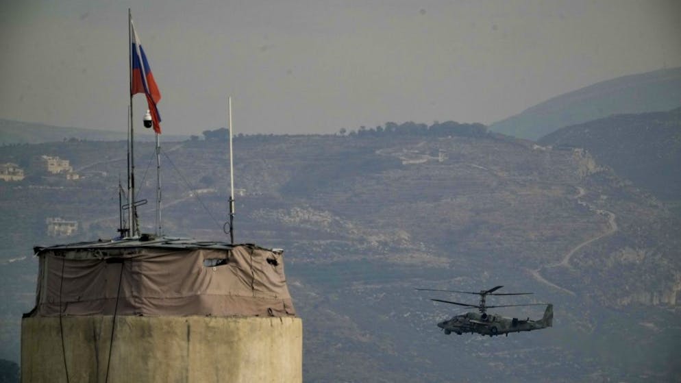 Ein russischer Helikopter fliegt über den von Moskau betriebenen Luftwaffenstützpunkt Hmeimim in Syrien. (16. Dezember 2024)