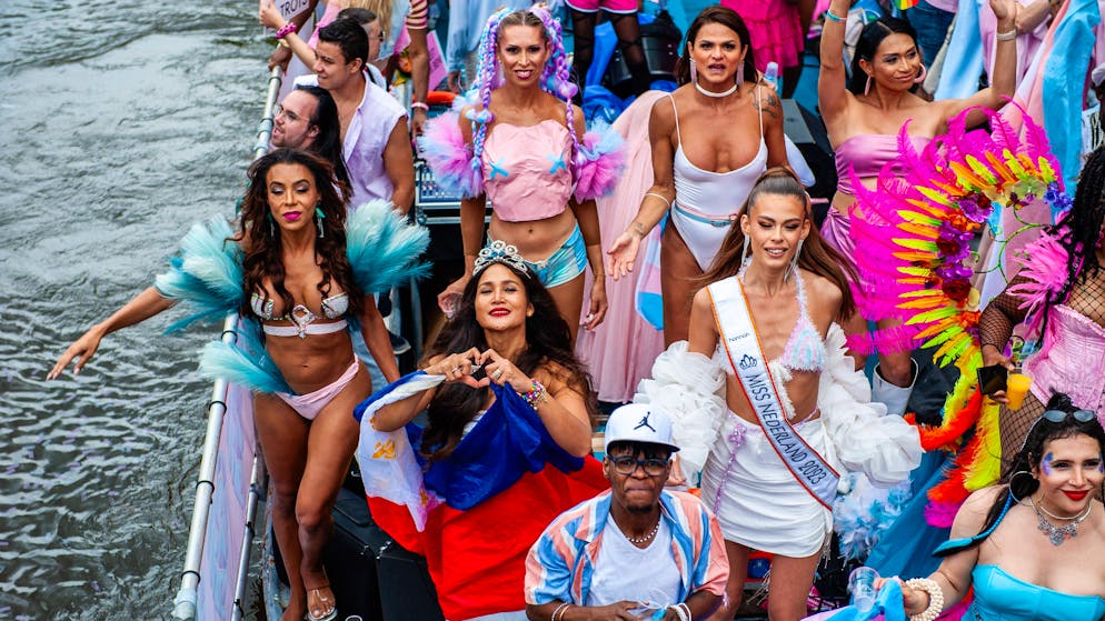 2023 hatte mit der 22-jährigen Amsterdamerin Rikkie Kolle (mit Schärpe) erstmals eine Transfrau den Titel der «Miss Niederlande» gewonnen. (Archivbild)