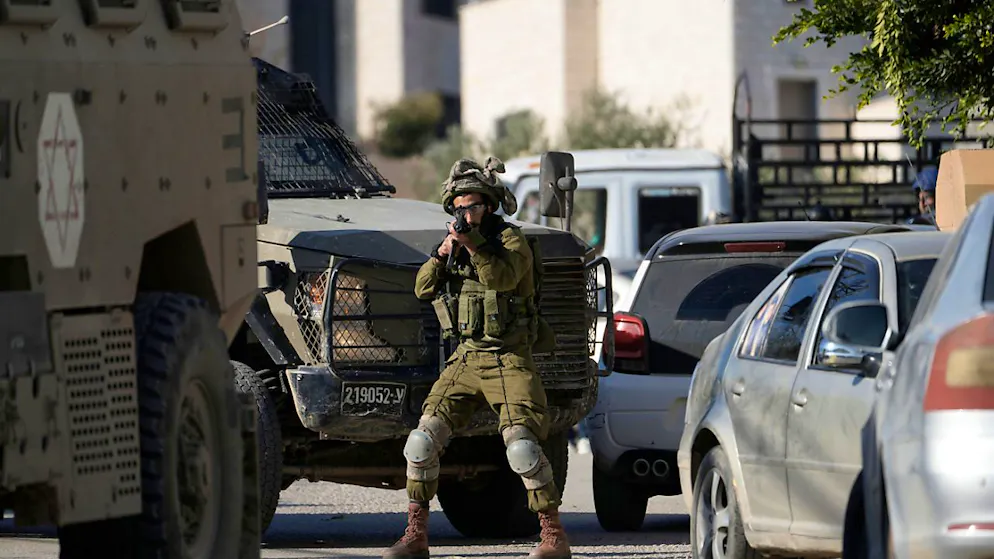 ARCHIV - Israelische Truppen betreten den Komplex des türkischen Krankenhauses in der Stadt Tubas im Westjordanland, wo sie nach den Leichen derjenigen suchen, die bei einem Luftangriff getötet wurden. Foto: Majdi Mohammed/AP/dpa