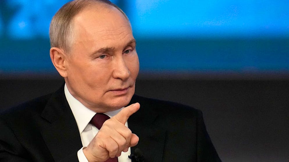 Der russische Präsident Wladimir Putin spricht während seiner jährlichen Pressekonferenz und Call-in-Show am Gostiny Dwor. Foto: Alexander Zemlianichenko/AP/dpa