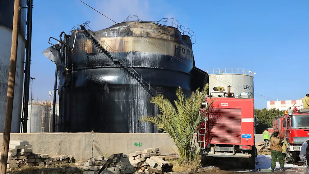 Feuerwehrleute arbeiten am Schauplatz eines israelischen Luftangriffs auf das Kraftwerk Haziz im südlichen Sanaa. Foto: Osamah Yahya/dpa