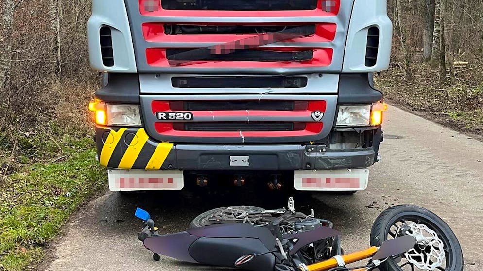 Der 17-jährige Motorradfahrer musste nach der Kollision in kritischem Zustand ins Spital geflogen werden.