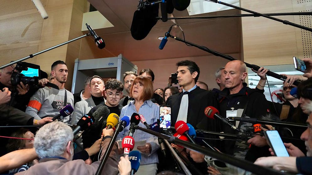Gisele Pelicot spricht, während sie den Gerichtssaal im südfranzösischen Avignon verlässt. Foto: Lewis Joly/AP/dpa