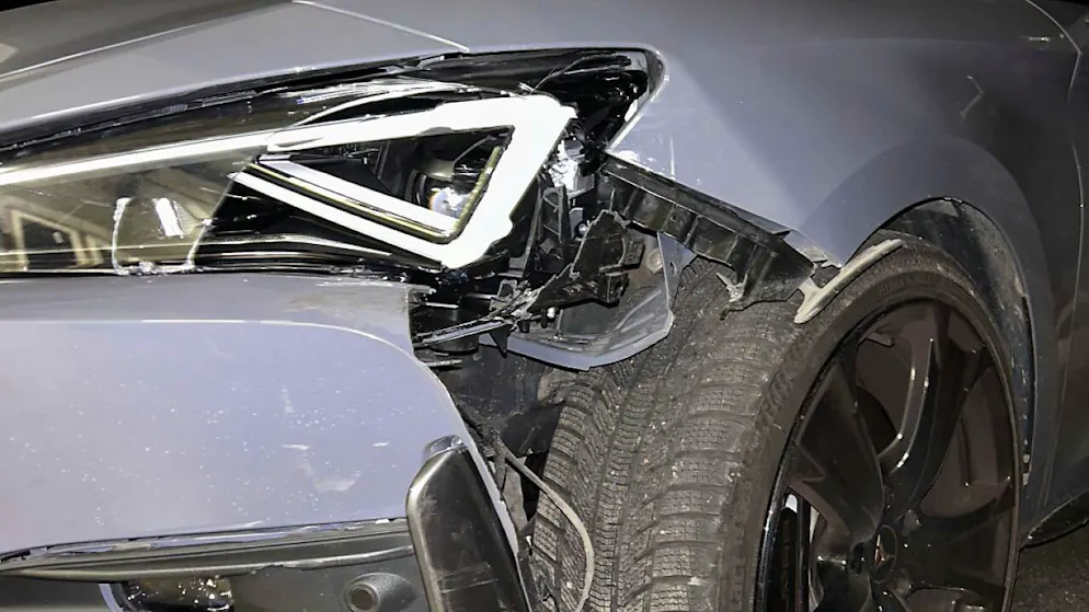 Mann fährt in Fislisbach AG Pfosten um und macht sich aus dem Staub - Gallery. Das Auto des betrunkenen Lenkers wies grosse Schäden auf.