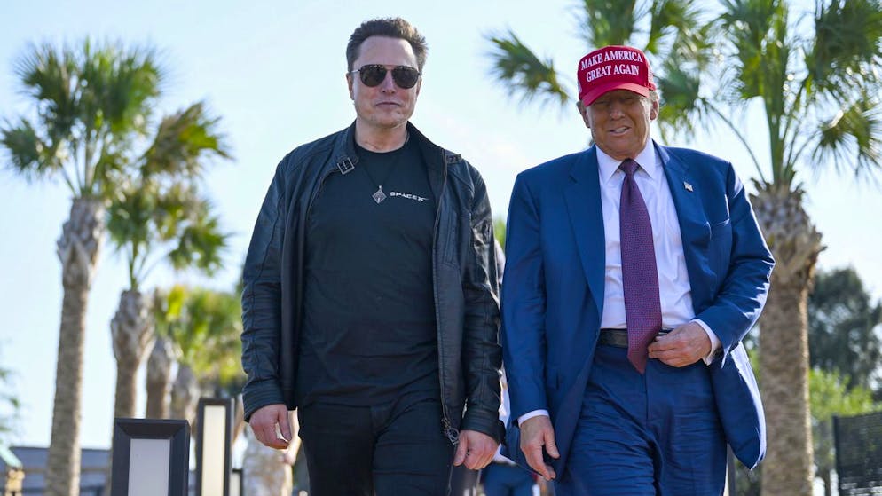 Unzertrennlich: Der designierte US-Präsident Donald Trump (r.) mit Tech-Milliardär Elon Musk, der ihm beim Kürzen von Regierungsausgaben helfen soll und ein enger Vertrauter des Republikaners geworden ist. (Archivbild)