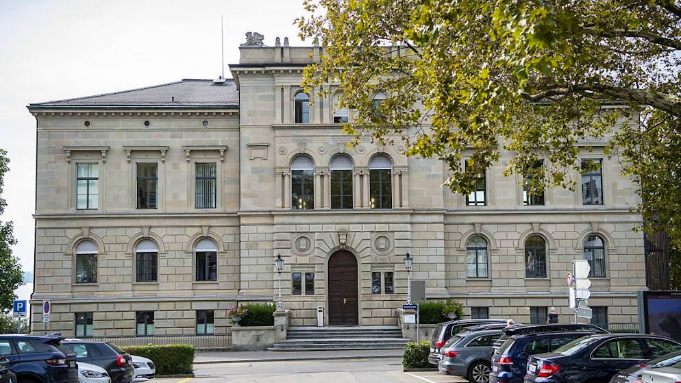 Der Zuger Regierungsrat will eine zusätzliche kantonale Gewinnsteuer von 3 Prozent auf Unternehmensgewinne über 20 Millionen Franken einführen. (Archivbild)