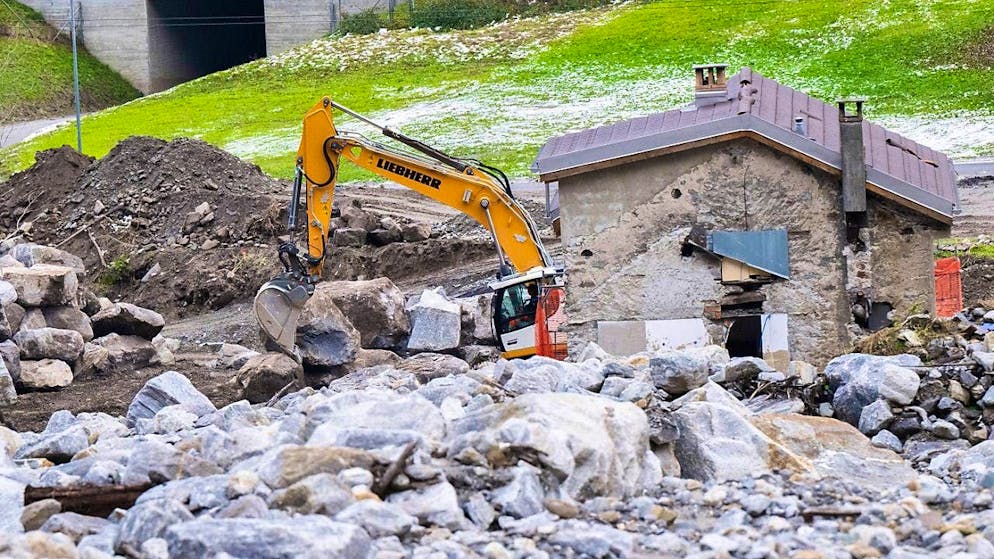 Reconstruction work is underway in the southern Graubünden valley of Misox, which was hit hard by storms and mudslides. The authorities are expecting costs of 74.1 million francs. (archive picture)