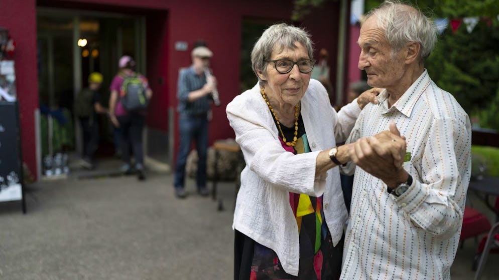 Einsamkeit ist nicht gut, wenn man sehr alt werden will: Ein seit 49 Jahren verheiratetes Paar tanzt zusammen auf der Terrasse eines Hotels in Rigi Klösterli SZ. (Symbolbild)
