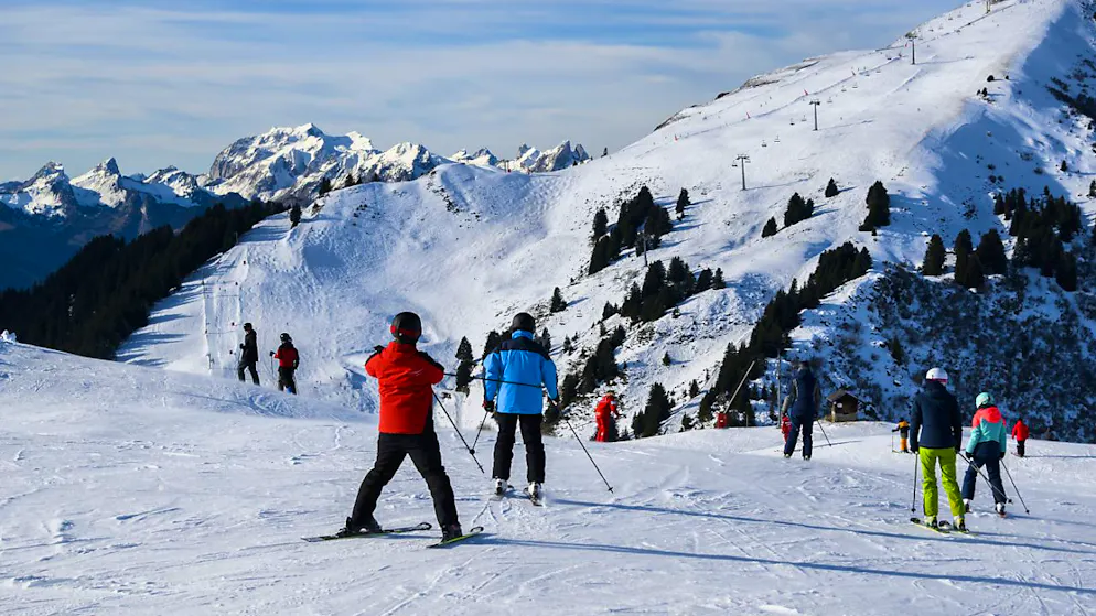 Eine Woche Skifahren in den kommenden Sportferien wird erneut teurer als im Jahr zuvor. Die Durchschnittspreise für den Pistenplausch in der ersten März-Woche 2025 sind um 6 Prozent gestiegen. (Symbolbild)