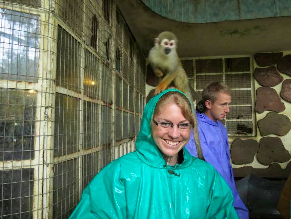 SRF-Auswanderer Isabelle und Leo Alvarado. Der Ecuadorianer lachte und meinte zur Luzernerin, dass Affen das nur bei schönen Frauen machen würden.