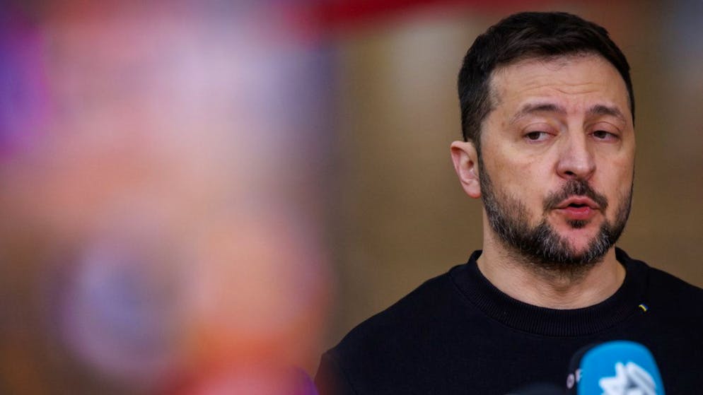 Il presidente ucraino Volodymyr Zelensky prende la parola al termine dell'incontro con i leader dell'Ue a Bruxelles.