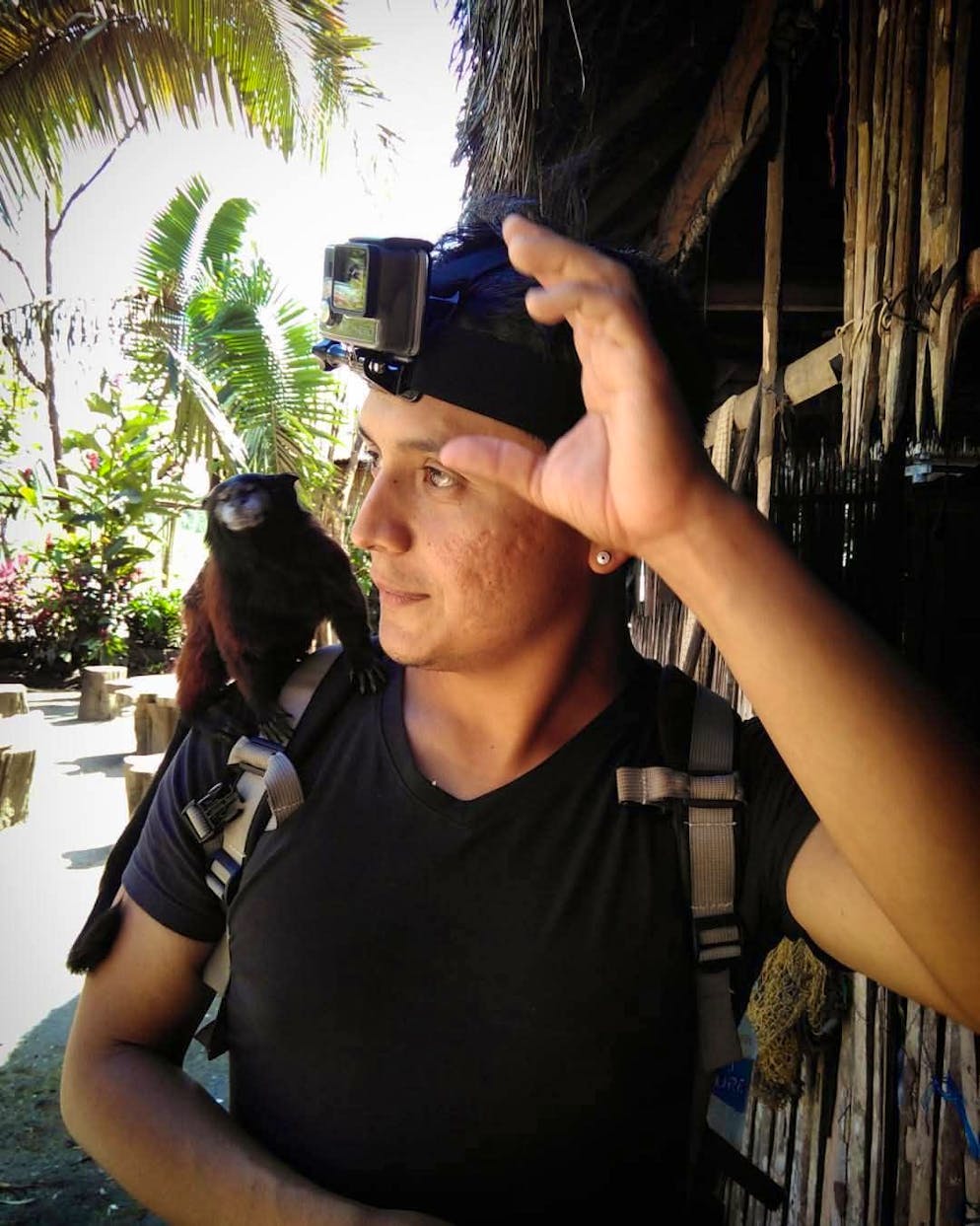 SRF-Auswanderer Isabelle und Leo Alvarado. Leo war damals ihr Tourguide. Er brachte ihre Reisegruppe unter anderem zu einer Affenstation, wo Isabelle von einem der Tiere angepinkelt wurde.