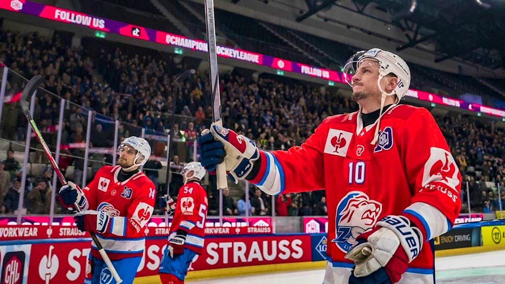 ZSC forward Sven Andrighetto celebrates with the home crowd after the win against the Eisbären Berlin