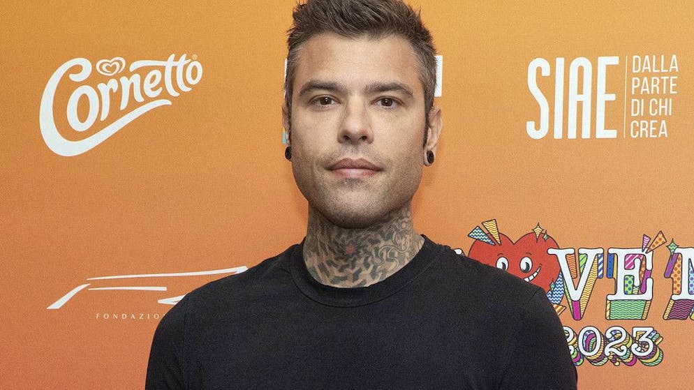 Ecco cosa è successo. Fedez visibilmente confuso e disorientato sul palco di «Sarà Sanremo»