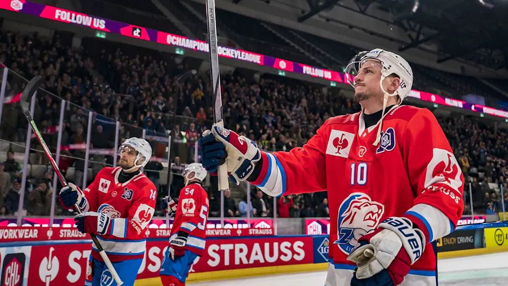 ZSC-Stürmer Sven Andrighetto lässt sich nach dem Sieg gegen die Eisbären Berlin vom Heimpublikum feiern