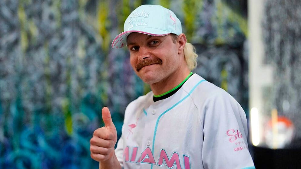 Daumen hoch: Valtteri Bottas bleibt dem Formel-1-Tross erhalten.