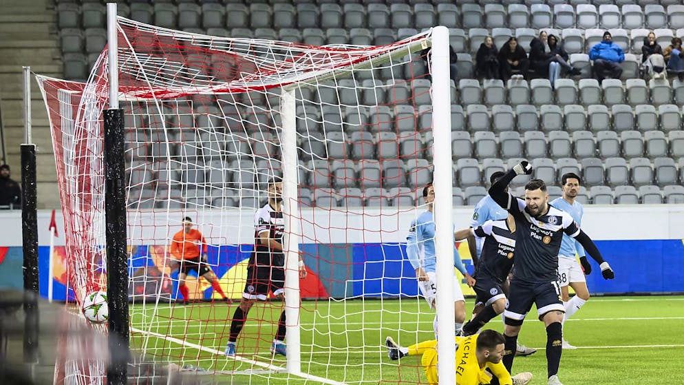 Mahmoud jubelt mit Renato Steffen über Luganos 1:1