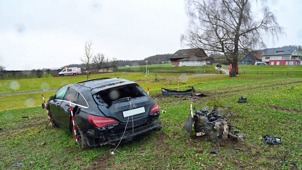 Ein Autolenker fuhr am Donnerstagmorgen in Aesch gegen einen Baum, woraufhin sich dessen Fahrzeug überschlug.