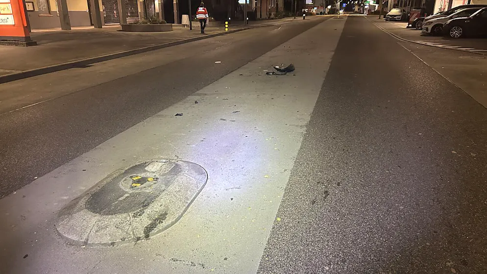 Mann fährt in Fislisbach AG Pfosten um und macht sich aus dem Staub - Gallery. Die beschädigte Verkehrsinsel im Zentrum von Fislisbach AG.