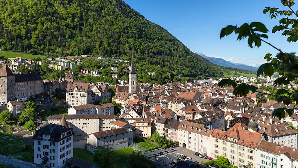 Die Stadt Chur, Hauptstandort der kantonalen Verwaltung Graubündens. Der Kanton gewährleistet in Zukunft die Vertretung der drei Bündner Sprachregionen in kantonalen Gremien mit bedeutenden öffentlichen Aufgaben. (Archivbild)