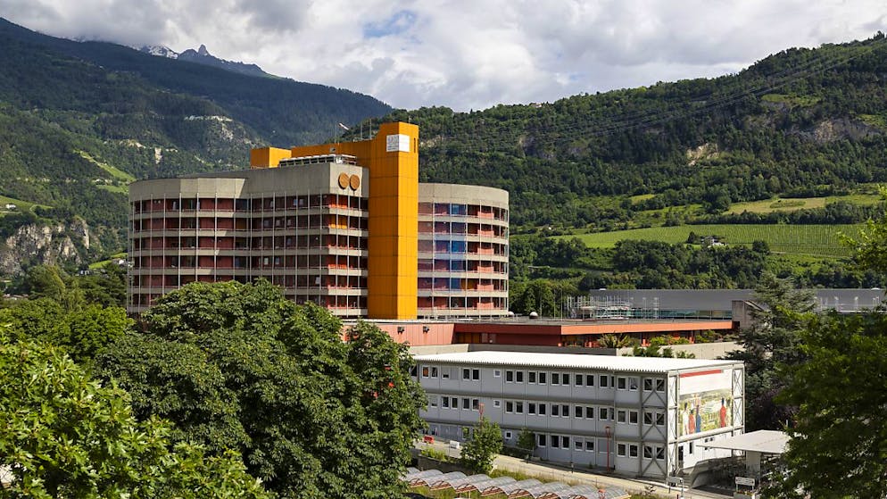 Grâce à une enveloppe de 6,6 millions de francs du canton, l'Hôpital du Valais va créer une trentaine de postes supplémentaires d'infirmier en 2025 pour renforcer les équipes des centres du Valais romand et du Haut-Valais (illustration).