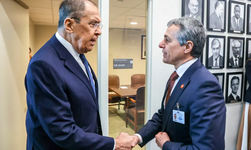Russlands Aussenminister Sergej Lawrow (l.) und der Schweizer Bundesrat für auswärtige Angelegenheiten Ignazio Cassis (r.) während eines Treffens am Hauptsitz der Vereinten Nationen in New York am 23. Januar 2024.