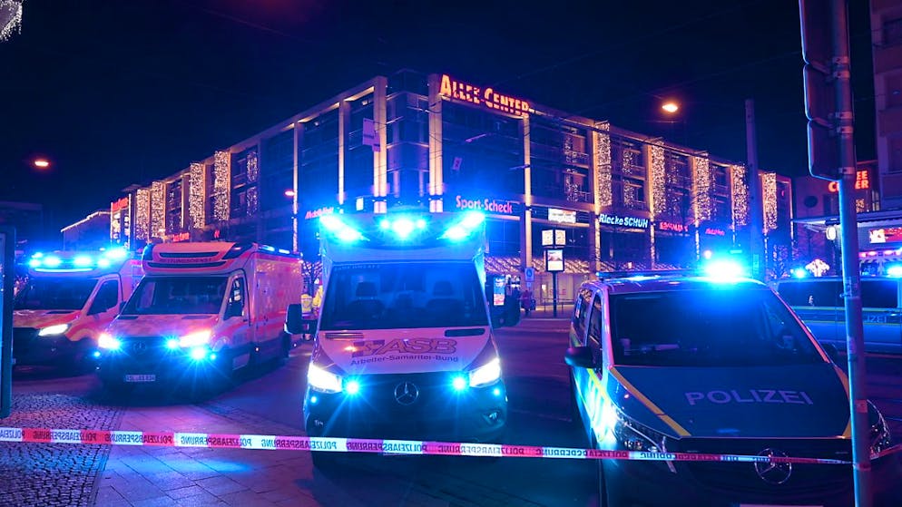 dpatopbilder - Einsatzkräfte von Rettungsdiensten, Polizei und Feuerwehr sind im Einsatz vor dem Allee-Center in der Nähe von dem Weihnachtsmarkt in Magdeburg. Auf dem Weihnachtsmarkt in Magdeburg ist ein Autofahrer in eine Menschengruppe gefahren. Foto: Heiko Rebsch/dpa