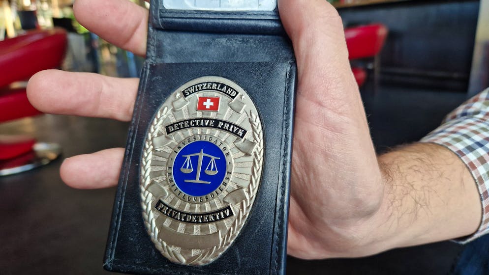 Montrer sa plaque de détective permet à Stéphane mignon de se tirer de situations parfois délicates.