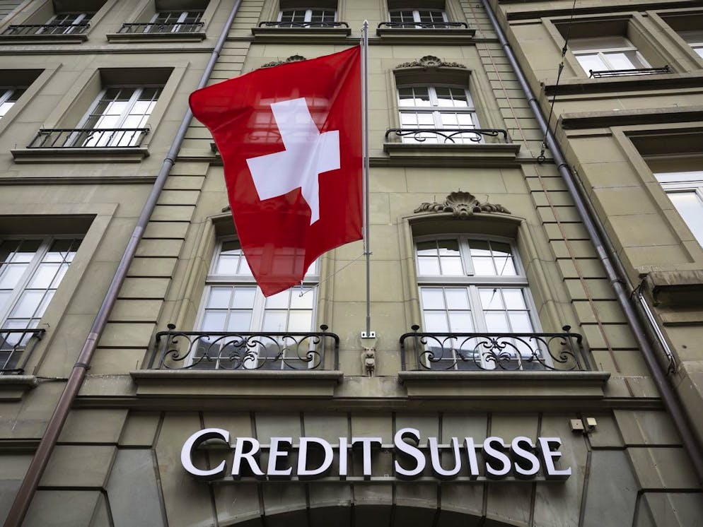 Eine Schweizer Fahne weht ueber dem Logo der Credit Suisse bei der Berner Credit Suisse Filiale, am Montag, 8. Mai 2023. (KEYSTONE/